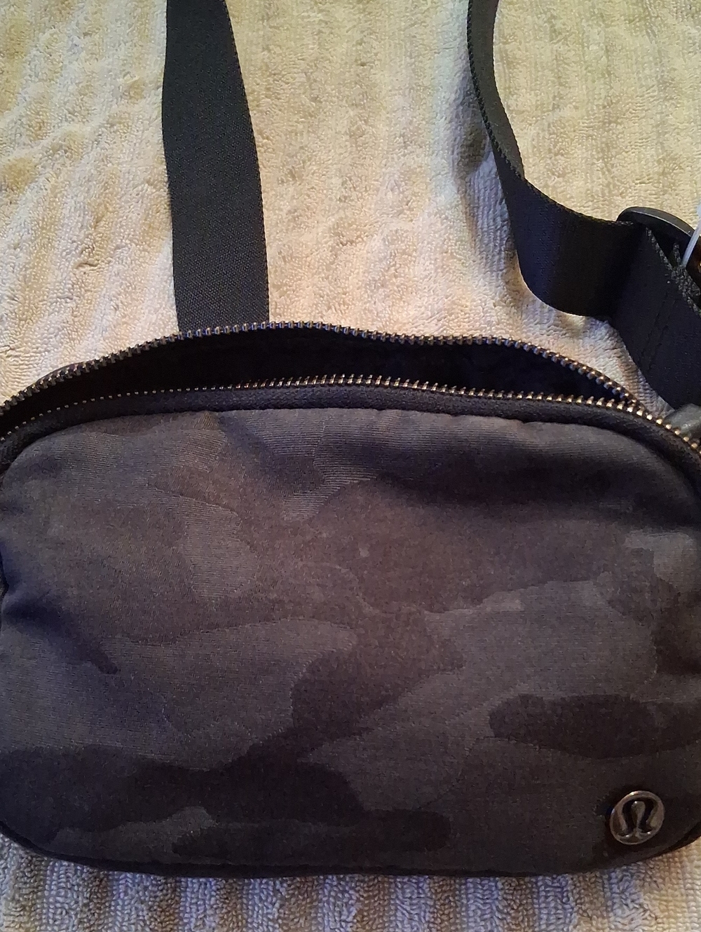 lululemon athletica Men's Black Camouflage Belt Bag